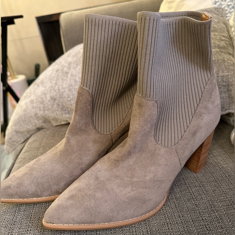 Oasis Society Faux Suede Block Heel Booties in Light Gray 10